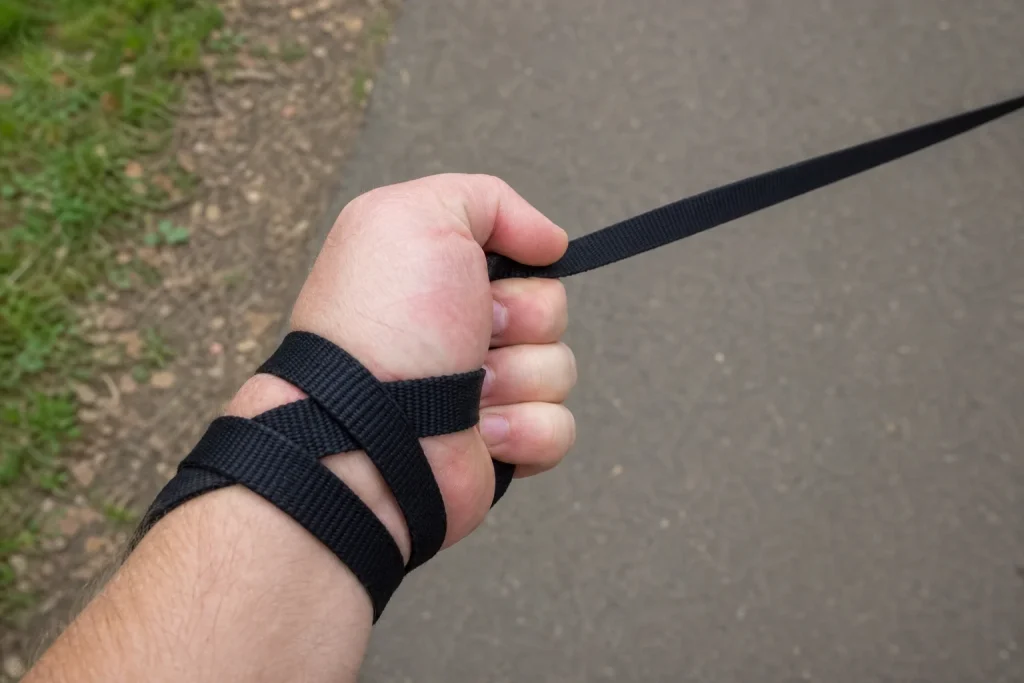 Koppel lindat runt en hand med vita knogar efter att en flicka stångats av hund